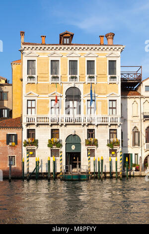 Guardia di Finanza uffici in Ca' Civran, Grand Canal, Cannaregio, Venezia, Veneto, Italia durante l ora d'oro al tramonto Foto Stock