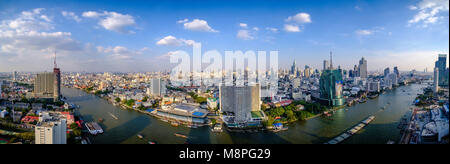 Panoramica vista aerea attraverso il Fiume Chao Phraya il Royal Orchid Sheraton Hotel e di edifici ad alta del centro cittadino Foto Stock