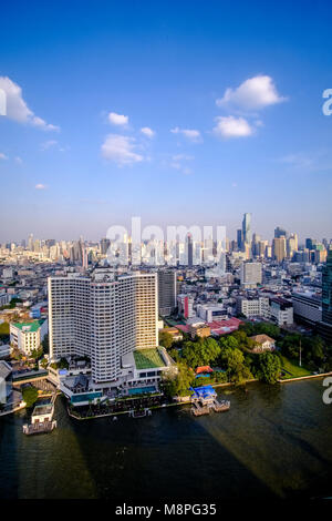 Vista aerea attraverso il Fiume Chao Phraya il Royal Orchid Sheraton Hotel e di edifici ad alta del centro cittadino Foto Stock