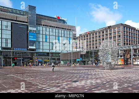 HELSINKI, Finlandia - 23 Aprile 2016: la gente sulla piazza Narinkka vicino Kamppi Center. Foto Stock