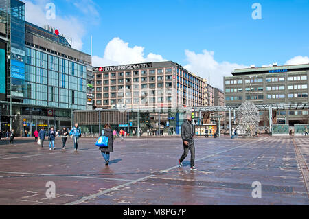 HELSINKI, Finlandia - 23 Aprile 2016: la gente sulla piazza Narinkka vicino Kamppi Center Foto Stock