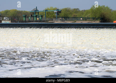 Sfioratore overflow sul fiume trent, Inghilterra, Regno Unito, in estate Foto Stock