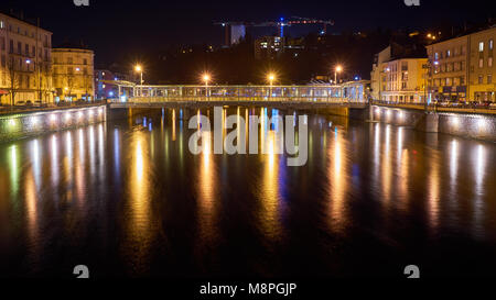 Epinal fiume Moselle e Ponte Night Shot con lungo esporre Foto Stock