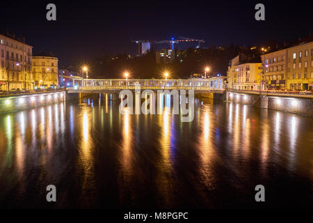 Epinal fiume Moselle e Ponte Night Shot con lungo esporre Foto Stock