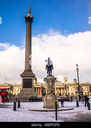 Trafalgar Square nella neve, Londra UK Foto Stock
