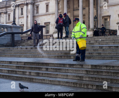 Trafalgar Square nella neve, Londra UK Foto Stock