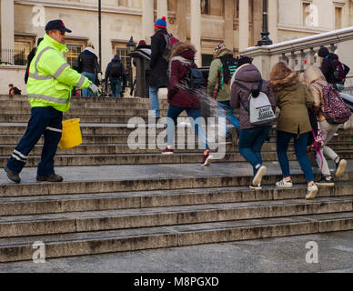 Trafalgar Square nella neve, Londra UK Foto Stock