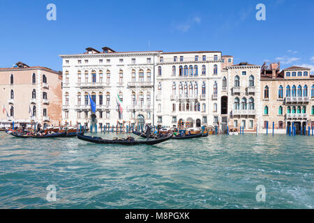 Gondole con gruppi di turisti sul Canal Grande e Basino San Marco, Venezia, Veneto, Italia con Palazzo Flangini Fini, Palazzo Manolesso, Palazzo Foto Stock