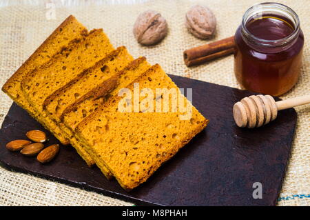 Mandorla le fette di pane su una piastra vista superiore Foto Stock