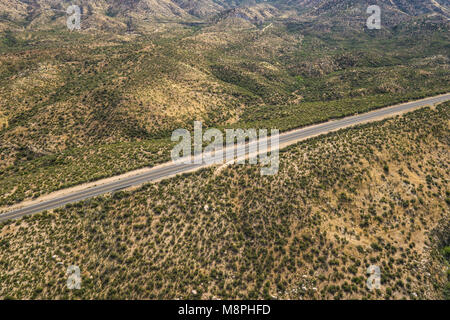 Svuotare strada che corre attraverso il vasto deserto Mojave di southern Calfornia. Foto Stock