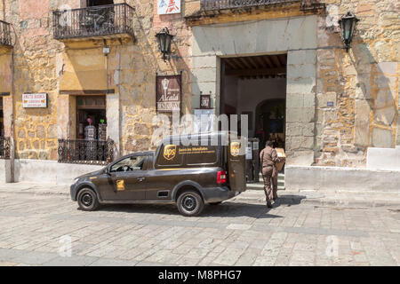 Oaxaca Oax., Messico - Un United Parcel Service conducente offre un pacchetto nel centro di Oaxaca. Foto Stock