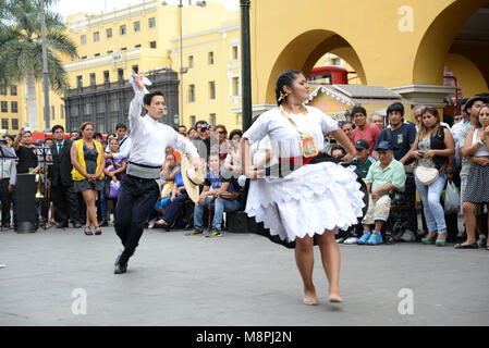 Ballerini che si esibiscono a Plaz De Armas Foto Stock