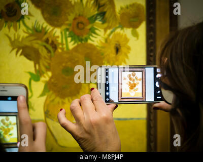 London, Regno Unito - 30 DIC 2017: i visitatori della National Gallery di Londra sta prendendo immagini dello smartphone di Vincent van Gogh il famoso dipinto ad olio "unflowers'. Foto Stock