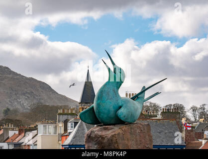 A North Berwick, East Lothian, Scozia, Regno Unito, 19 marzo 2018. Arctic tern scultura in bronzo di Geoffrey Dashwood al di fuori della Scozia centro di uccello con Berwick diritto e cielo blu dietro Foto Stock