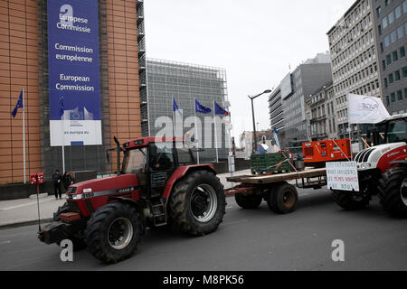 Bruxelles, Belgio. Xix Marzo 2018. Gli agricoltori dimostrare con i trattori al di fuori della Commissione europea building per accrescere la consapevolezza sulla necessità di tutela dell'agricoltura familiare. Alexandros Michailidis/Alamy Live News Foto Stock