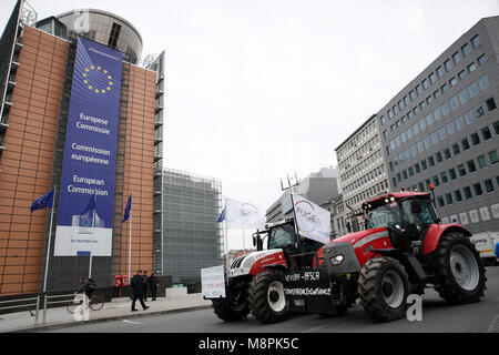 Bruxelles, Belgio. Xix Marzo 2018. Gli agricoltori dimostrare con i trattori al di fuori della Commissione europea building per accrescere la consapevolezza sulla necessità di tutela dell'agricoltura familiare. Alexandros Michailidis/Alamy Live News Foto Stock