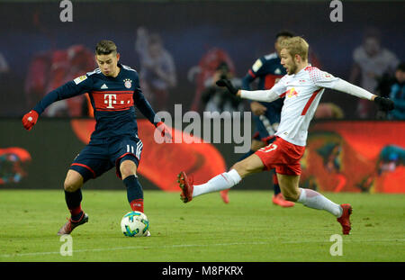 Da sinistra a destra: James RODRIGUEZ (M), Konrad LAIMER (L), duelli, Aktion, Fussball 1. Bundesliga, 27. Giornata, RB Leipzig (L) - FC Bayern Monaco di Baviera (M) 2:1, am 18.03.2018 in Leipzig / Germania. |L'utilizzo in tutto il mondo Foto Stock