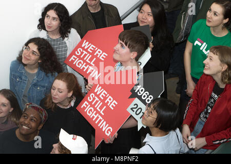 Glasgow, Scotland, Regno Unito. Xix marzo, 2018. Due studenti di design della comunicazione presso la Glasgow School of Art (GSA) hanno vinto un concorso per la progettazione di un logo per l'alloggiamento e il fenomeno dei senzatetto la carità, rifugio in Scozia il cinquantesimo anniversario. I giovani designer, Emily Wang (età 21, Hong Kong) e Sophie Rowan (età 21, da Motherwell) presentati concetti per il concorso, giudicata dal GSA e rifugio in Scozia. Nella foto (centro) sono Emily e Sophie tra i loro compagni. Iain McGuinness / Alamy Live News Foto Stock