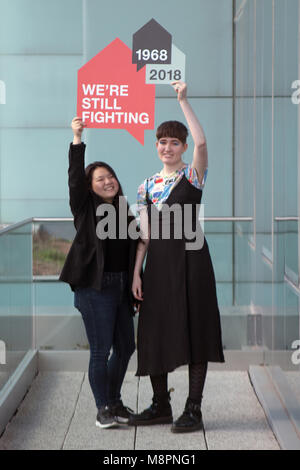 Glasgow, Scotland, Regno Unito. Xix marzo, 2018. Due studenti di design della comunicazione presso la Glasgow School of Art (GSA) hanno vinto un concorso per la progettazione di un logo per l'alloggiamento e il fenomeno dei senzatetto la carità, rifugio in Scozia il cinquantesimo anniversario. I giovani designer, Emily Wang (età 21, Hong Kong) e Sophie Rowan (età 21, da Motherwell) presentati concetti per il concorso, giudicata dal GSA e rifugio in Scozia. Nella foto è raffigurato il Emily (sinistra) e Sophie (a destra). Iain McGuinness / Alamy Live News Foto Stock