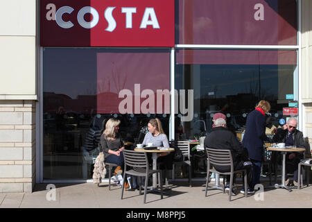 Costa Coffee shop Speke, Liverpool. Regno Unito Meteo. Xix marzo, 2018. Soleggiato ma freddo giorno di primavera a 8.5C come patroni gustate un caffè nel pomeriggio di sole nel nord-ovest dell'Inghilterra. Foto Stock