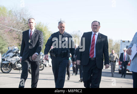 Austin, Texas, ad interim il capo della polizia Brian Manley, l'agente speciale di FBI Christopher pettini (r) E LA ATF chief Fred Milanowski come lavorano presso la scena del crimine in cui un quarto pacco bomba in tre settimane è esplosa la domenica notte su un southwest Austin banchina, il ferimento di due uomini. La polizia dice un possibile 'viaggio filo" è stato utilizzato per far esplodere il dispositivo. Foto Stock