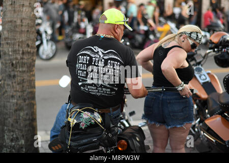 Daytona, Florida, Stati Uniti d'America. Il 27 giugno, 2017. Bike Week di Daytona Beach, FL.scena sulla strada principale.77th anniversario della settimana in bici. Motociclisti corsa avanti e indietro sulla strada principale. Migliaia di ciclisti discendere su di Daytona per questo festival.Un sacco di magliette in vendita con diversi messaggi. Credito: Bill Frakes/ZUMA filo/Alamy Live News Foto Stock