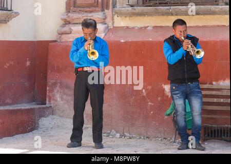 San Miguel De Allende, Messico. Xix marzo, 2018. Un messicano band suona al di fuori dell'Oratorio de San Felipe Neri chiesa in onore di San Giuseppe il 19 marzo 2018 in San Miguel De Allende, Messico. San Giuseppe è considerato il patrono di San Miguel e viene celebrato nella città da parte dei lavoratori compresi musicisti. Credito: Planetpix/Alamy Live News Foto Stock