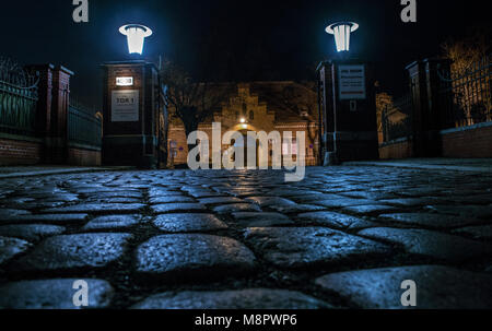 15 marzo 2018, Germania Berlino: l'ingresso principale del carcere di Tegel è illuminata di sera. (Prese con tempo di esposizione lungo) Foto: Paolo Zinken/dpa Foto Stock