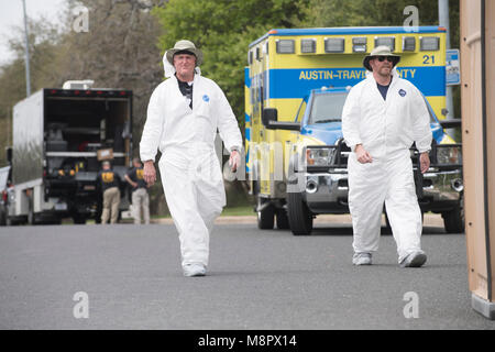 La ATF e gli agenti FBI lavorare nel pomeriggio come un quarto pacchetto bomba è esplosa su un southwest Austin strada ferendo due uomini. Foto Stock