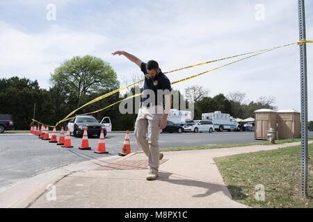 La ATF e gli agenti FBI lavorare nel pomeriggio come un quarto pacchetto bomba è esplosa su un southwest Austin strada ferendo due uomini. Foto Stock