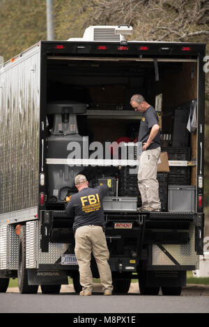Gli agenti FBI lavorare nel pomeriggio come un quarto pacchetto bomba è esplosa su un southwest Austin strada ferendo due uomini. Foto Stock