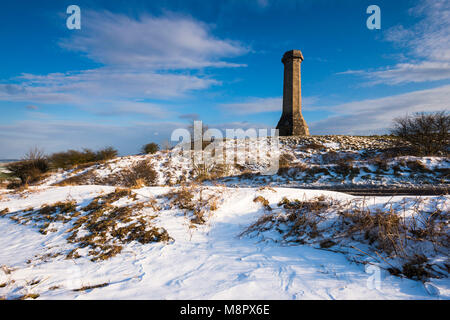 Hardy's monumento, Portesham, Dorset, Regno Unito. Xix Marzo 2018. Regno Unito Meteo. Neve a Hardy's Monument su nero in basso vicino Portesham nel Dorset in un pomeriggio soleggiato di incantesimi ma venti freddi. Il monumento fu costruito in memoria del Vice Ammiraglio Sir Thomas Masterman Hardy chi è stato il capitano della HMS Victory nella Battaglia di Trafalgar sotto l'Ammiraglio Nelson. Credito Foto: Graham Hunt/Alamy Live News. Foto Stock