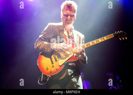 Norvegia, Oslo - Marzo 19, 2018. La band inglese livello 42 esegue un concerto dal vivo al Rockefeller di Oslo. Qui il chitarrista Nathan King è visto dal vivo sul palco. (Photo credit: Gonzales foto - Per-Otto Oppi). Credito: Gonzales foto/Alamy Live News Foto Stock