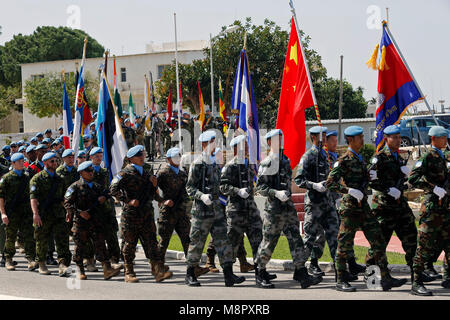 Beirut, Libano. Xix Mar, 2018. Soldati assistere ad una cerimonia in occasione del quarantesimo anniversario della creazione delle Nazioni Unite Forza interinale in Libano (UNIFIL) in Naqoura, Libano, Marzo 19, 2018. Le Nazioni Unite Forza interinale in Libano il lunedì ha segnato il quarantesimo anniversario della sua istituzione presso la sede centrale nella città meridionale di Naqoura. Credito: Bilal Jawich/Xinhua/Alamy Live News Foto Stock