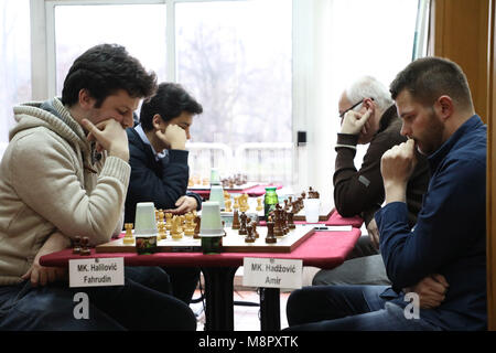 Sarajevo, Bosnia ed Erzegovina. Xix Mar, 2018. Fahrudin Halilovic (1L) e Amir Hadzovic (1R) competere durante il primo round del Campionato Open di scacchi Club Sarajevo Memorial "Ekrem Galijatovic' a Sarajevo, Bosnia ed Erzegovina, il 19 marzo 2018. Credito: Haris Memija/Xinhua/Alamy Live News Foto Stock