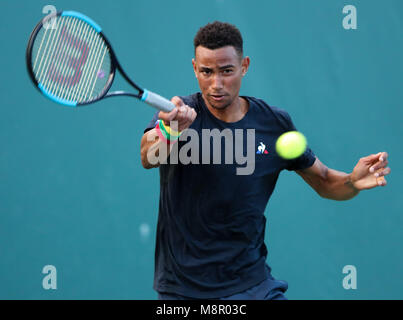 Key Biscayne, Florida, Stati Uniti d'America. Xix Mar, 2018. Calvin Hemery dalla Francia restituisce contro Yannick Hanfmann dalla Germania durante un turno di qualificazione al 2018 Miami Open presentato da Itau professional tennis tournament, giocato al Crandon Park Tennis Center di Key Biscayne, Florida, Stati Uniti d'America. Mario Houben/CSM/Alamy Live News Foto Stock