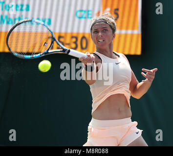 Key Biscayne, Florida, Stati Uniti d'America. Xix Mar, 2018. Sara ERRANI dall Italia restituisce un diretti contro Tereza Martincova dalla Repubblica ceca nel corso di un turno di qualificazione al 2018 Miami Open presentato da Itau professional tennis tournament, giocato al Crandon Park Tennis Center di Key Biscayne, Florida, Stati Uniti d'America. Mario Houben/CSM/Alamy Live News Foto Stock