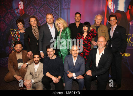 West Hollywood, CA. Xix Mar, 2018. Brad Simpson, Tom Rob Smith, Darren Criss, Ricky Martin, Edgar Ramirez, Judith Luce, Jon Jon Briones, Maureen Orth, Cody Fern, Max Greenfield, Mike Farrell, a per la vostra considerazione caso per FX 'l'assassinio di Gianni Versace: American Crime Story' al Directors Guild of America in West Hollywood, la California il 19 marzo 2018. Credito: Faye Sadou/media/punzone Alamy Live News Foto Stock