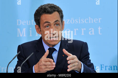 Berlino, Germania. Xii Mar, 2009. Il Presidente francese Nicolas Sarkozy parla nel corso di una conferenza stampa tenutasi nell'ambito diTedesco-francese consiglio dei ministri in cancelleria a Berlino, Germania, 12 marzo 2009. Il cancelliere tedesco Merkel aveva invitato il Presidente Sarkozy e dell'Economia, delle Finanze e dei ministri della Difesa al Consiglio di Berlino. Credito: GERO BRELOER | in tutto il mondo di utilizzo/dpa/Alamy Live News Foto Stock