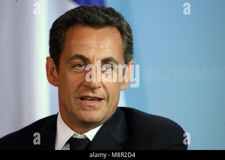 Berlino, Germania. 16 Maggio, 2007. Il nuovo presidente francese Nicolas Sarkozy è raffigurato nel corso di una conferenza stampa con il cancelliere tedesco Angela Merkel nella cancelleria tedesca a Berlino, Germania, 16 maggio 2007. Si tratta di Sarkozy la prima visita all'estero il primo giorno in ufficio. Merkel si aspetta nuovi contributi per la Costituzione europea. Credito: Tim Brakemeier | in tutto il mondo di utilizzo/dpa/Alamy Live News Foto Stock