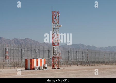 Arava, Israele. Xix marzo, 2018. Vista della smart recinzione essendo installati attorno al nuovissimo Ilan e Assaf Ramon International Airport è attualmente in costruzione nei pressi della città meridionale di Eilat. Il nuovo aeroporto civile che è dovuta per aprire in pochi mesi ha creato la struttura avanzata tecnologia ed è protetto da un 30-metro alto recinto che saranno dotati di elettronica, sensori e tecnologia di rilevamento per garantire che in arrivo e in partenza piani sono protetti da tutti i tipi di minacce. Credito: Eddie Gerald/Alamy Live News Foto Stock