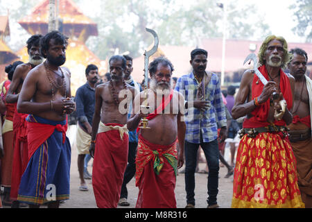 Il Kerala, India. Xx marzo, 2018. Luogo: Kodungalloor Bhagavathy Tempio Posizione: Kodugalloor Distretto: Thrissur il festival annuale presso il Sree Kurumba Bhagavathy tempio situato a Kodungalloor è famosa in tutto il Kerala ed è noto come il Kodungalloor Bharani. Esso ha luogo durante il malayalam mese di Meenam. Un mare di superamenti rosso locali come una raffica di oracoli (velichappad) dancing in una trance di offrire le loro preghiere alla Divinità. Si tratta di una esperienza mistica per tutti coloro che hanno la possibilità di visualizzare. Credito: ANURAJ Kariat/Alamy Live News Foto Stock