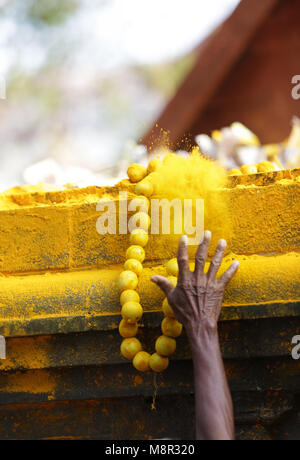 Il Kerala, India. Xx marzo, 2018. Luogo: Kodungalloor Bhagavathy Tempio Posizione: Kodugalloor Distretto: Thrissur il festival annuale presso il Sree Kurumba Bhagavathy tempio situato a Kodungalloor è famosa in tutto il Kerala ed è noto come il Kodungalloor Bharani. Esso ha luogo durante il malayalam mese di Meenam. Un mare di superamenti rosso locali come una raffica di oracoli (velichappad) dancing in una trance di offrire le loro preghiere alla Divinità. Si tratta di una esperienza mistica per tutti coloro che hanno la possibilità di visualizzare. Credito: ANURAJ Kariat/Alamy Live News Foto Stock