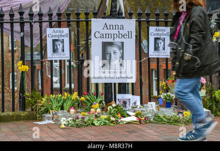 Lewes SUSSEX REGNO UNITO 20 Marzo 2018 - omaggi floreali in Lewes oggi dopo una veglia a lume di candela la sera precedente per Anna Campbell che è stato ucciso durante il combattimento con il tutto al femminile armati curda unità il YPJ in Siria, Anna Campbell è la prima donna britannica che siano stati uccisi in Siria e si ritiene di essere stato vittima di un bagno turco airstrike durante la battaglia per il credito Afrin: Simon Dack/Alamy Live News Foto Stock