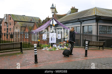 Lewes SUSSEX REGNO UNITO 20 Marzo 2018 - omaggi floreali in Lewes oggi dopo una veglia a lume di candela la sera precedente per Anna Campbell che è stato ucciso durante il combattimento con il tutto al femminile armati curda unità il YPJ in Siria, Anna Campbell è la prima donna britannica che siano stati uccisi in Siria e si ritiene di essere stato vittima di un bagno turco airstrike durante la battaglia per il credito Afrin: Simon Dack/Alamy Live News Foto Stock