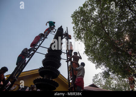 Kodungallur, India. 19 mar 2018. I religiosi che offrono di essere buttati a devoti. Credito: Ravikanth Kurma/Alamy Live News Foto Stock