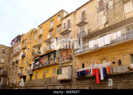 Vecchio alloggiamento classe di fronte Porta Capuana, Napoli Foto Stock