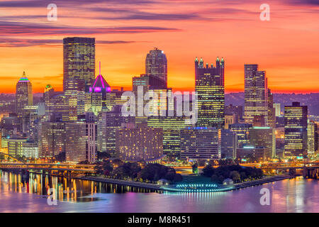 Pittsburgh, Pennsylvania, USA skyline del centro sopra la confluenza di tre fiumi all'alba. Foto Stock