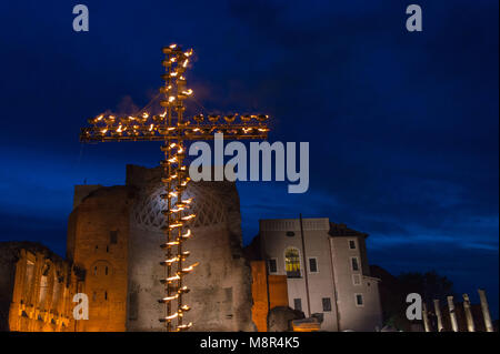 Roma. Via Crucis al Colosseo, parte delle solenni celebrazioni della Pasqua della settimana santa. L'Italia. Foto Stock