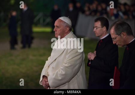 Papa Francesco presiede la celebrazione della Via Crucis del Venerdì Santo il 18 aprile 2014 presso il Colosseo a Roma. L'Italia. Foto Stock